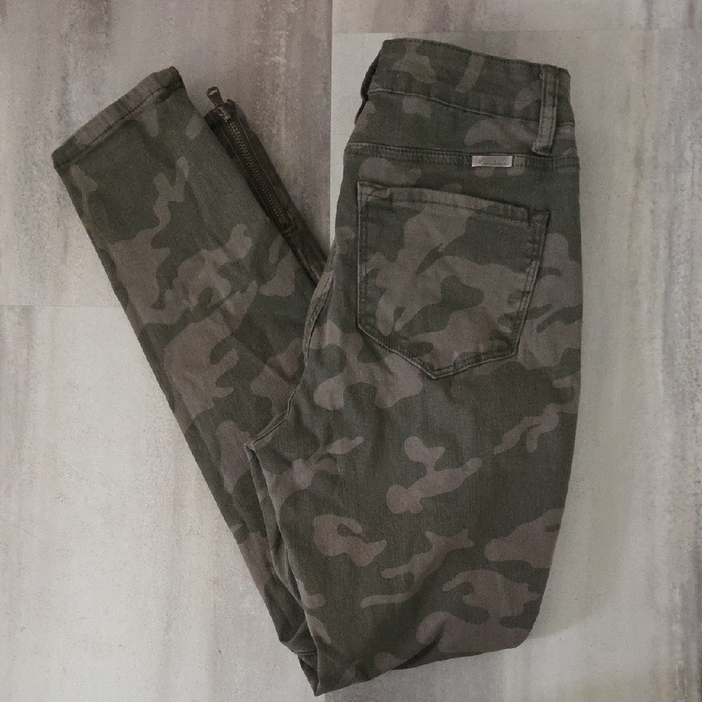 KanCan Size 28 Camouflage Skinny Jeans